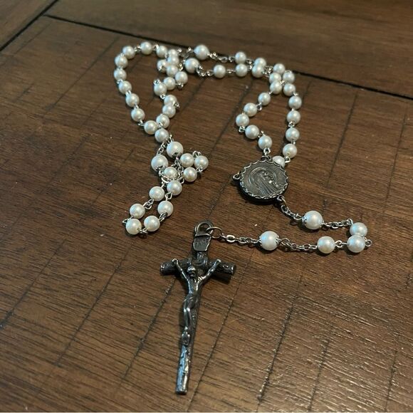 ‎Vintage Faux Pearl Rosary Crucifix 24” Jesus - Picture 1 of 5